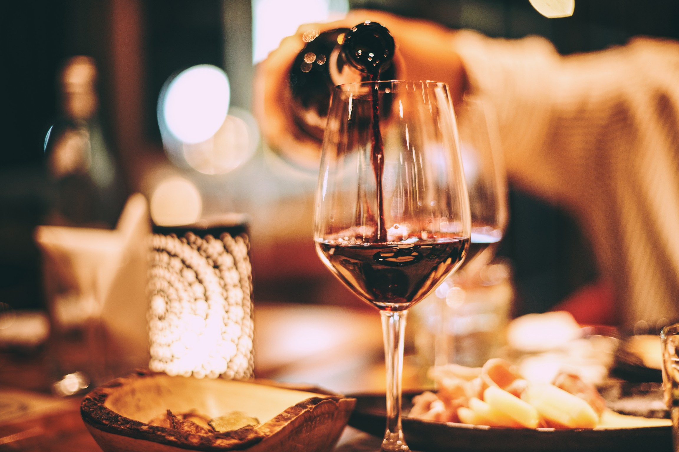 optim-red-wine-on-dinner-table-2022-11-10-18-46-11-utc